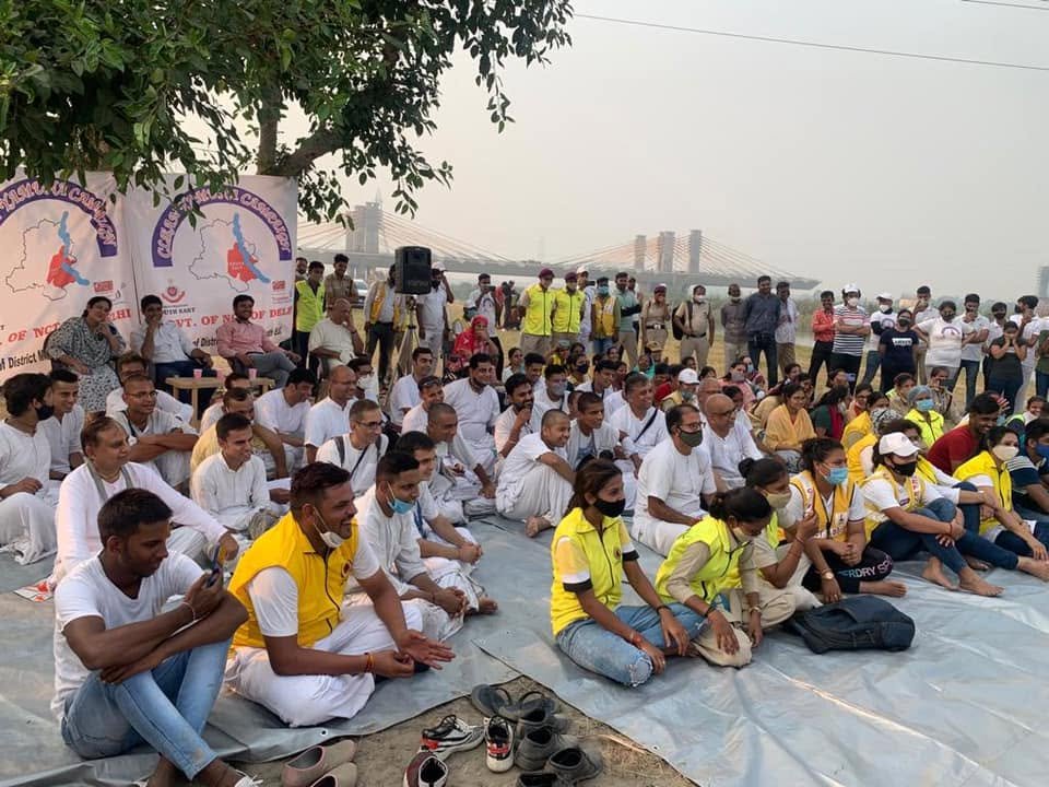 Volunteer gathering at a clean environment campaign